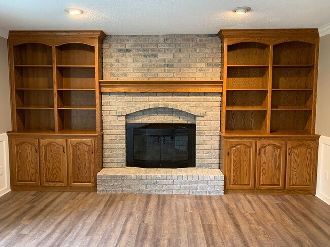 Building Photo - Large 4 Bedroom/3 Bath Home in Lee's Summit
