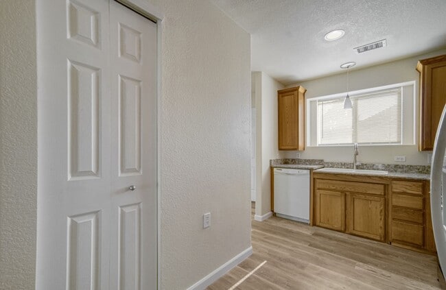 Building Photo - Great two bedroom, one bath near airport. AVAILABLE BEGINNING 6/17/26