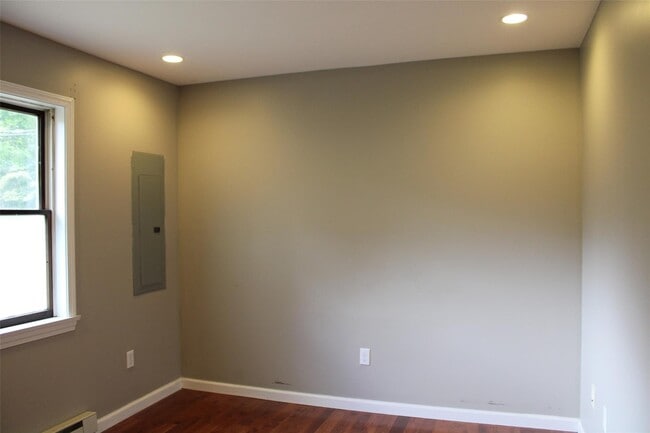 Building Photo - 4 Elm Way