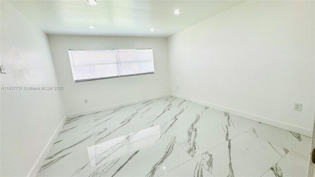 Building Photo - 9375 Fontainebleau Blvd