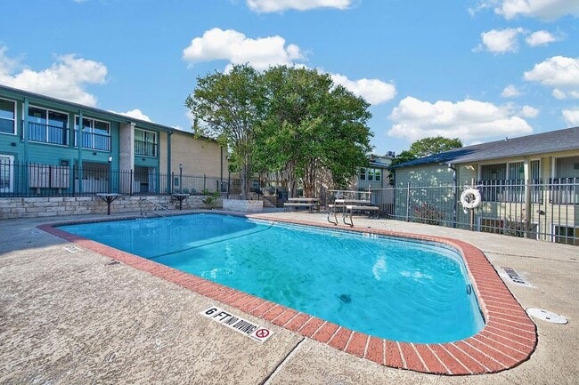 Building Photo - 2124 Burton Dr