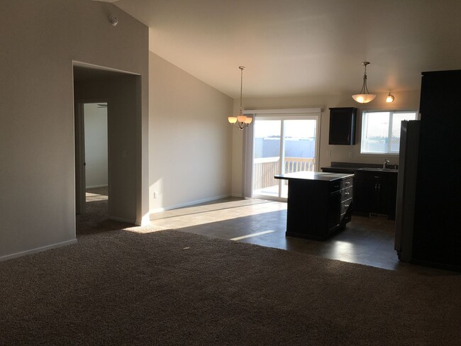 Building Photo - 3 Bed 2 Bath Twin Home