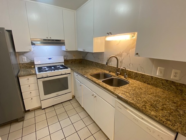 Building Photo - 22113 Burbank Blvd