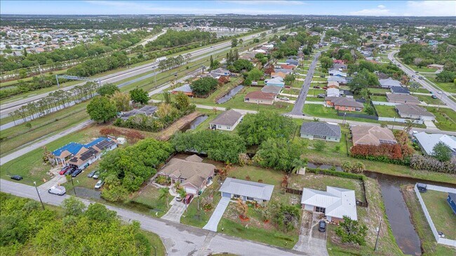 Building Photo - 841 NW Riverside Dr