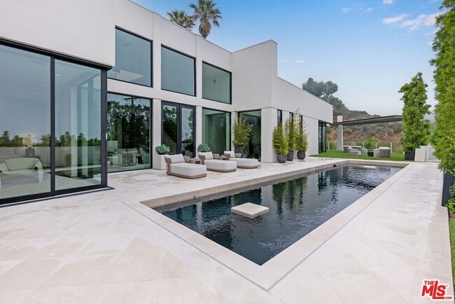 Building Photo - 9405 Sierra Mar Pl