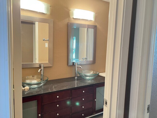 Building Photo - 2425 Augusta Dr