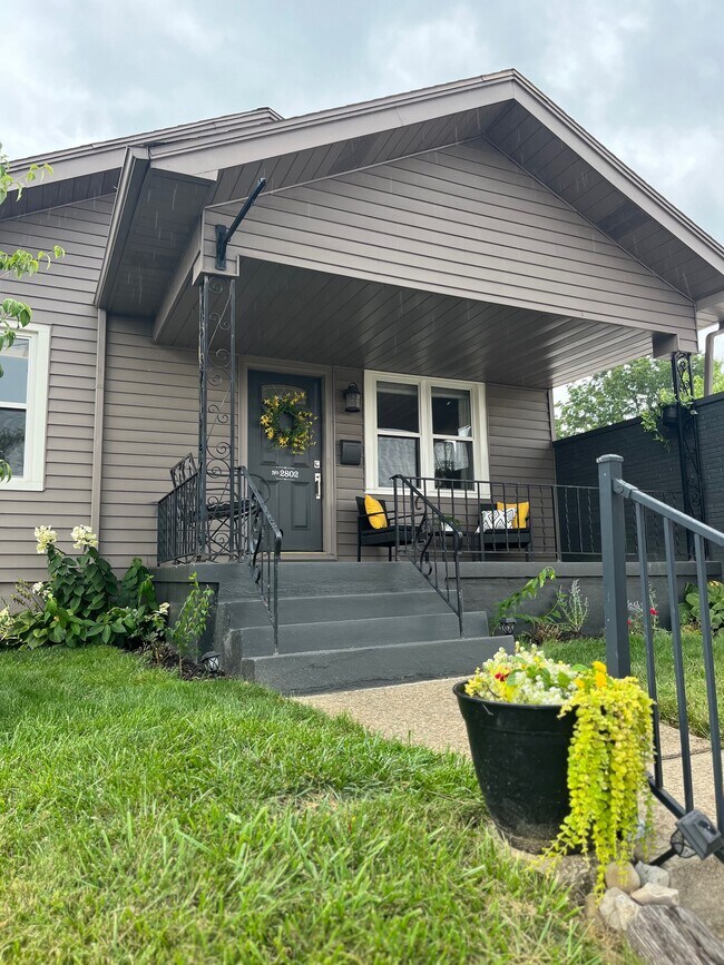 Front Porch - 2802 Linden Ave