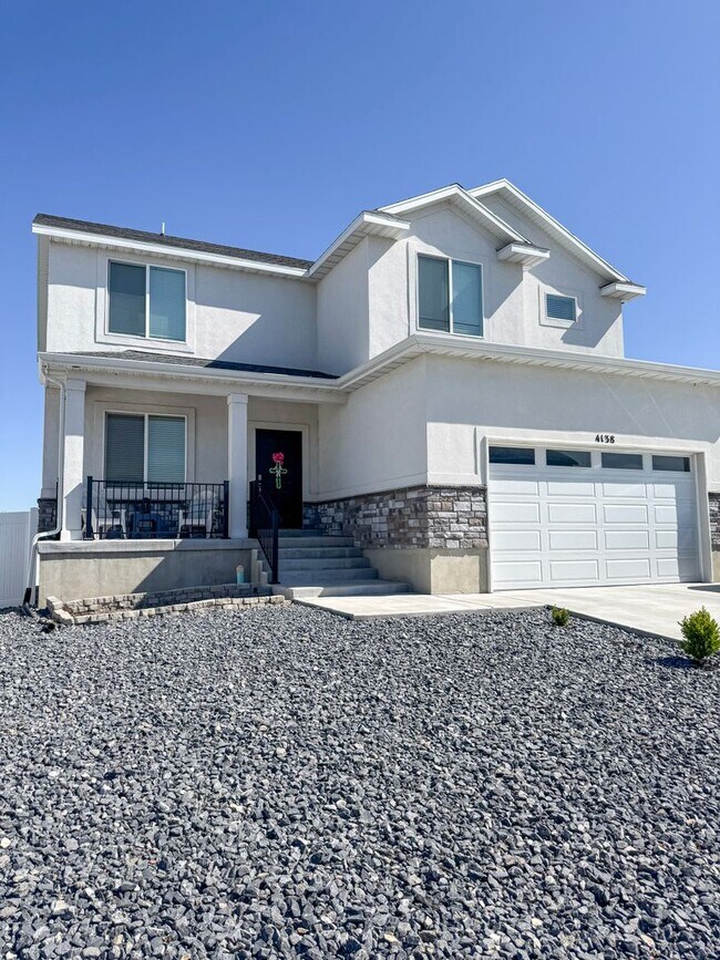 Building Photo - Modern 4 Bed 3.5 Bath Home in Syracuse | Bonus Room + Fenced Yard + 86” TV Included