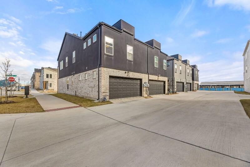 Building Photo - 816 Meadowcrest Dr