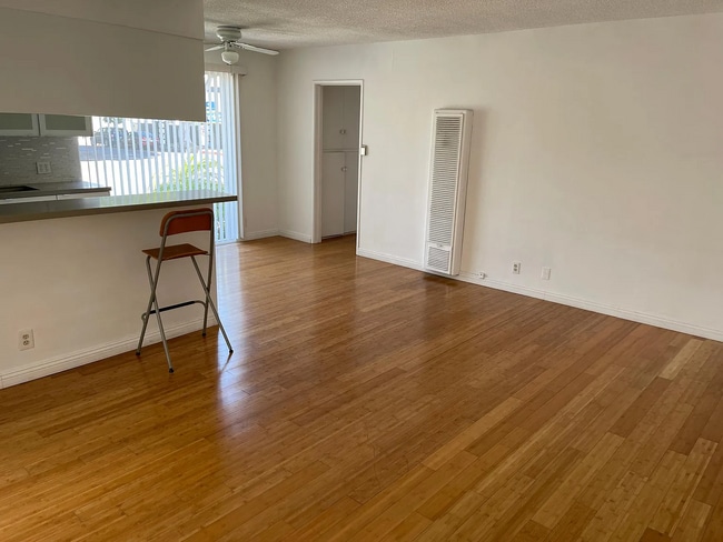 Building Photo - 2122 Ocean Park Blvd