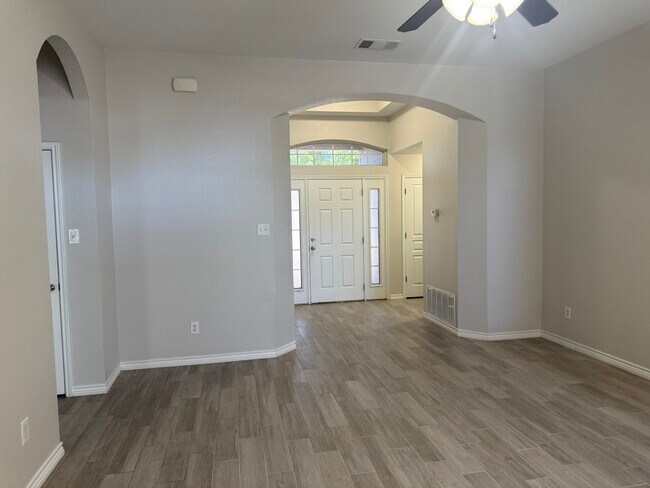 Building Photo - 1123 Neuberry Cliffe