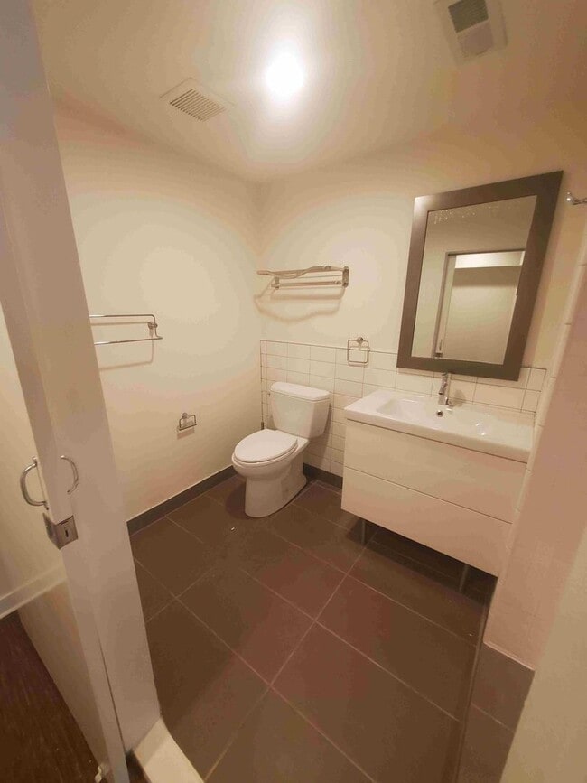 Building Photo - Prime Wallingford location 4 bed, 3 bath w...