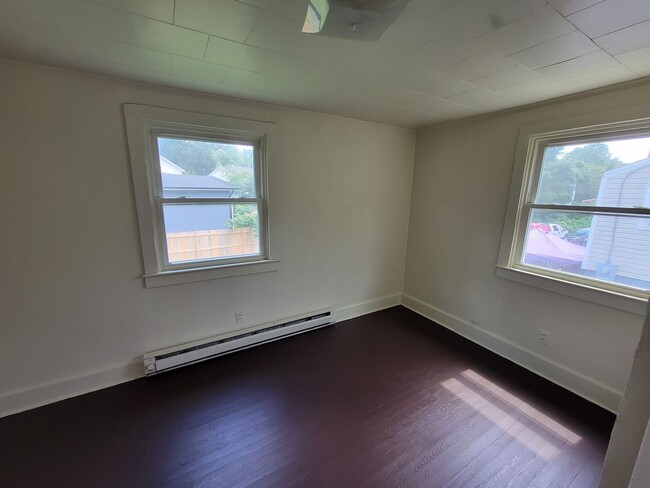 Building Photo - 3 Bedroom 1 Bathroom House