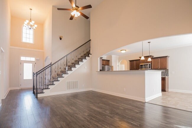 Building Photo - Huge 4 bd 3 ba Sango Go!
