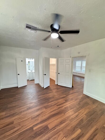 Building Photo - 878 Granville Dr