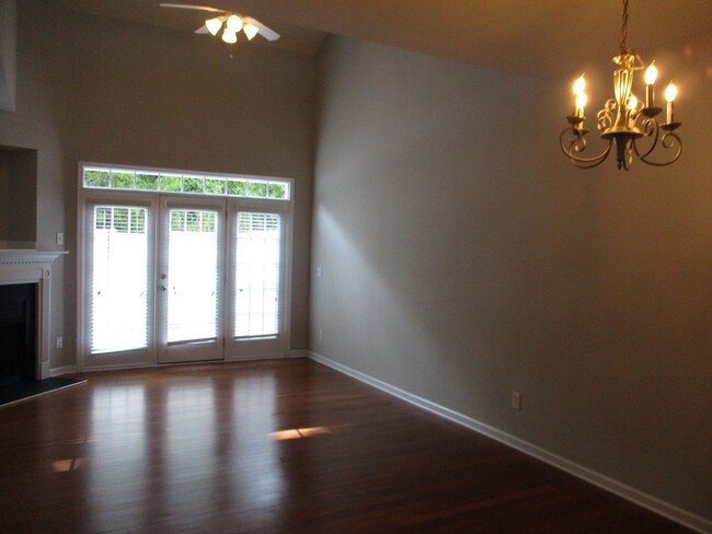 Building Photo - Pretty 3 Bedroom Townhouse in the Clemmons...