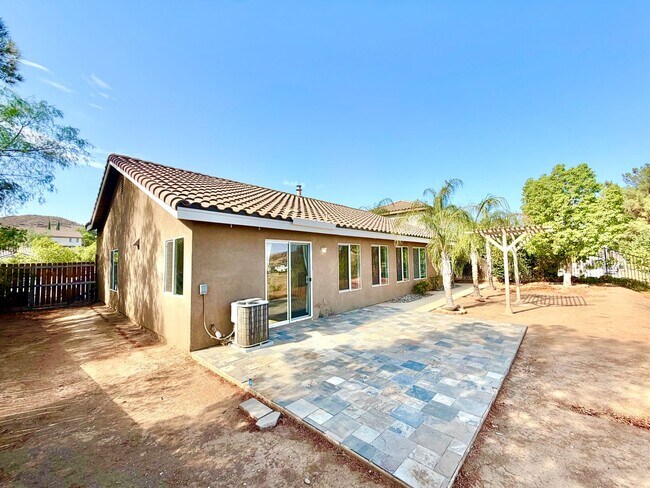 Building Photo - 102 Goldenrod Ave