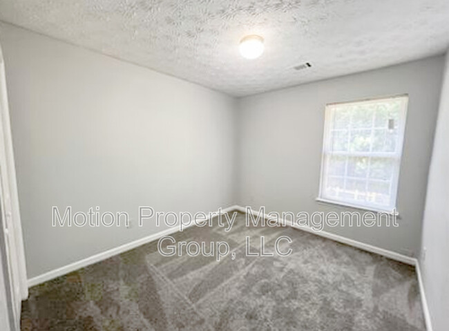 Building Photo - 5556 Pineridge Ct