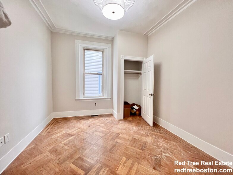 Building Photo - 564 E 5th St