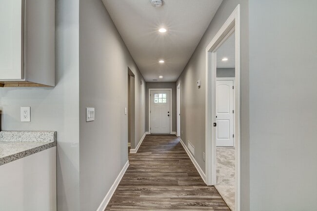 Building Photo - Like New 3 Bedroom Town Home
