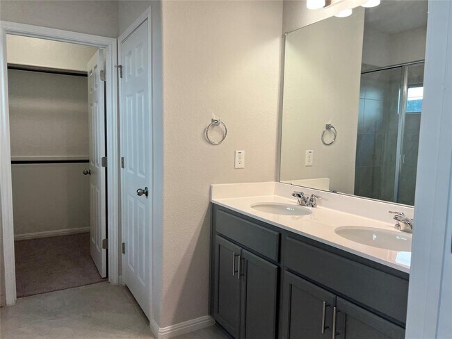 Building Photo - 136 MacArthur Dr