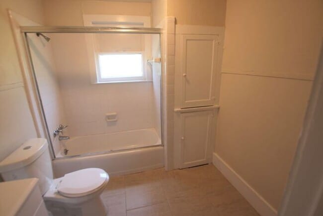 Building Photo - Cozy 2 Bedroom, 1 Bath Garage Apartment in...