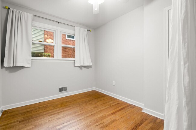Building Photo - 3 Bed 2 Bath - Takoma Park Split Level - 1...