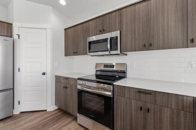 Building Photo - 3117 S Old Farm Ave