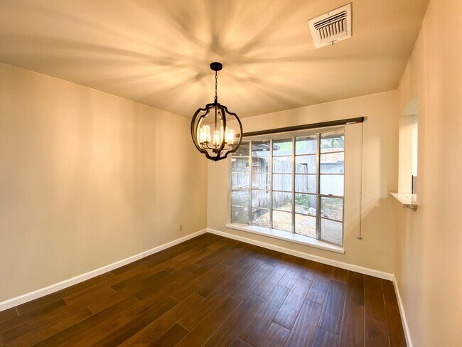 Building Photo - WHISPERING OAKS RARE FIND 3 BD/2 BA AVAILABLE APRIL 7TH!