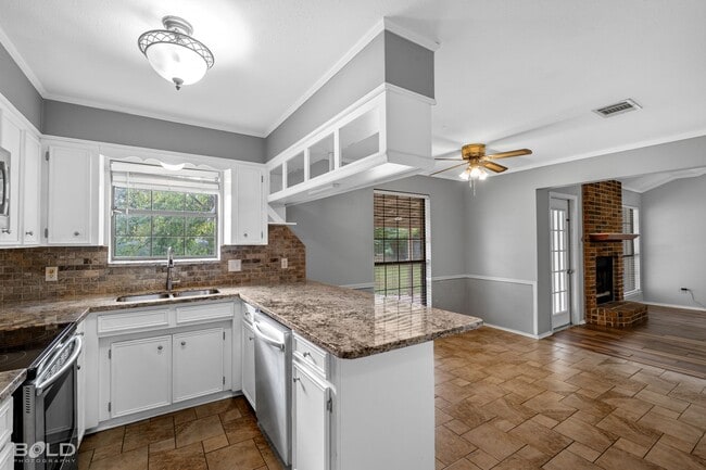Building Photo - Check Out This 3 Bedroom 2 Bath Close to B...