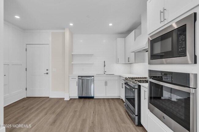 Building Photo - 218 3rd Ave