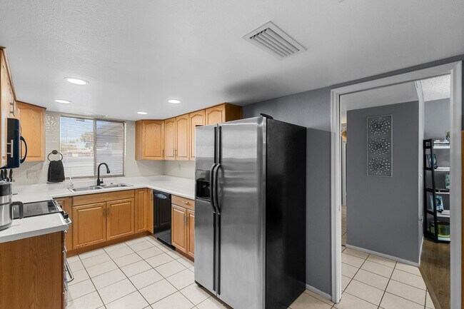 Building Photo - 2355 W Voltaire Ave
