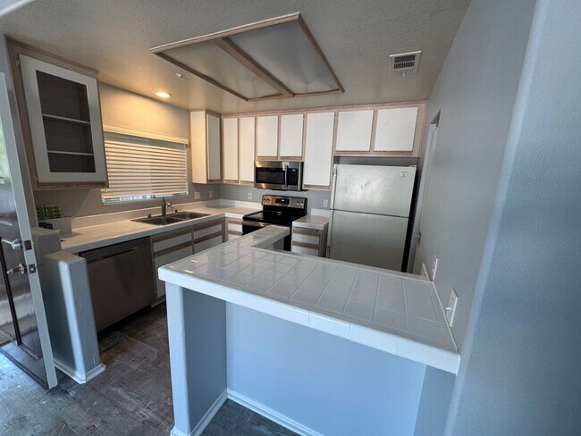 Building Photo - Bright & Spacious 1 Bedroom Apartment in T...