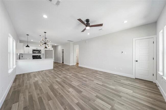 Building Photo - 402 E 37th St