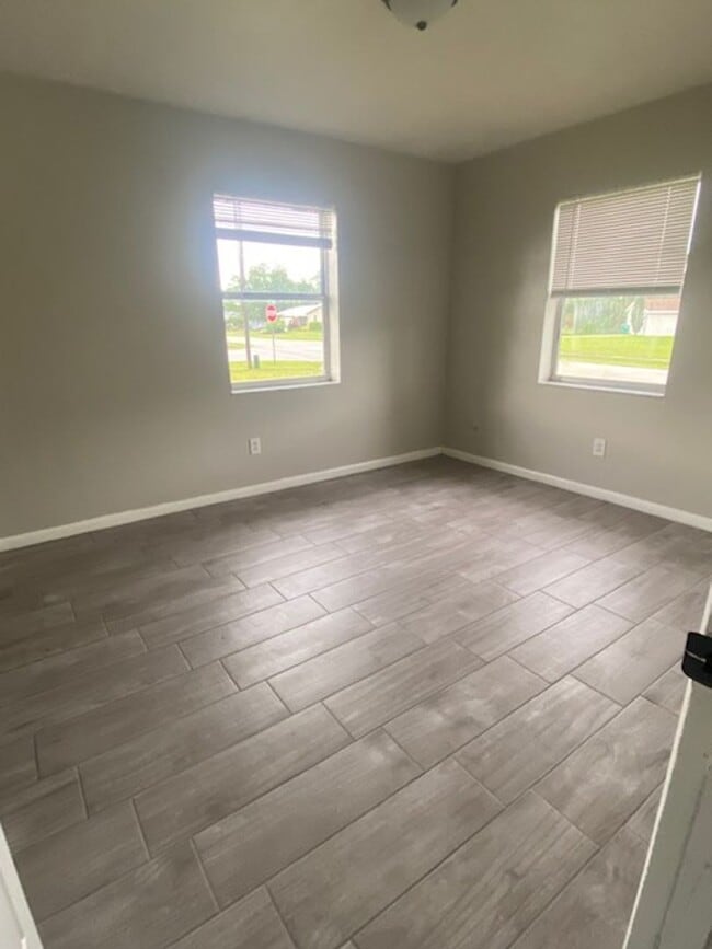 Building Photo - 3 Bed 2 Bath Home | Fenced Yard | Pet Frie...