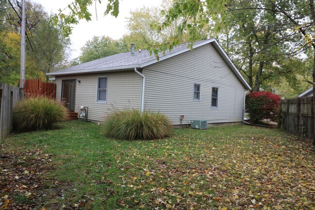 Building Photo - Two Master Suites and Two Bathroom Home