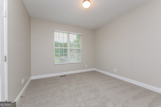 Building Photo - 136 Lawrence Dr