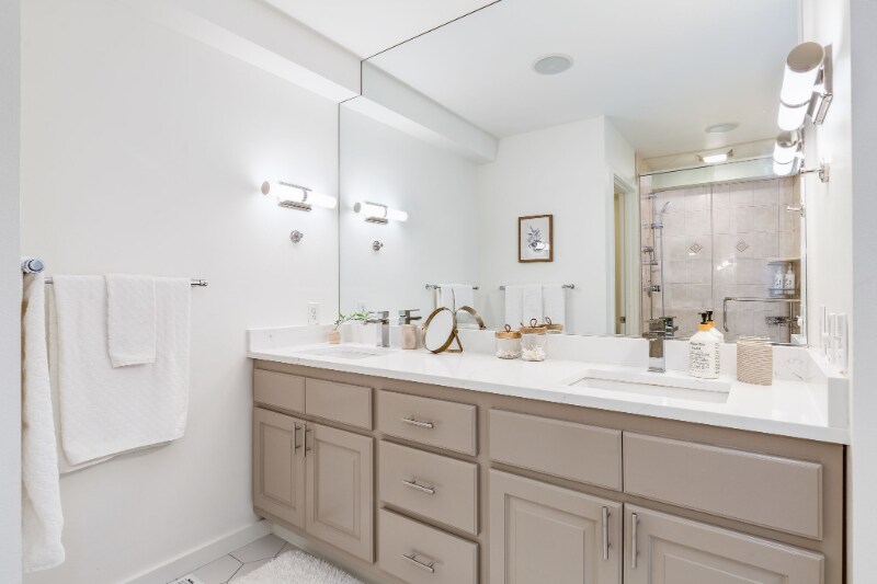 Building Photo - 2026 Fairview Ave E