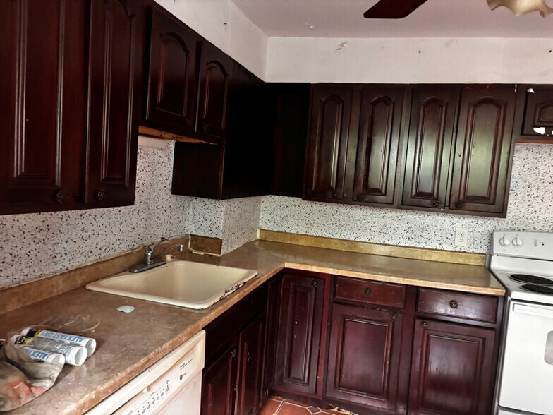 Building Photo - 1xx S Walnut St