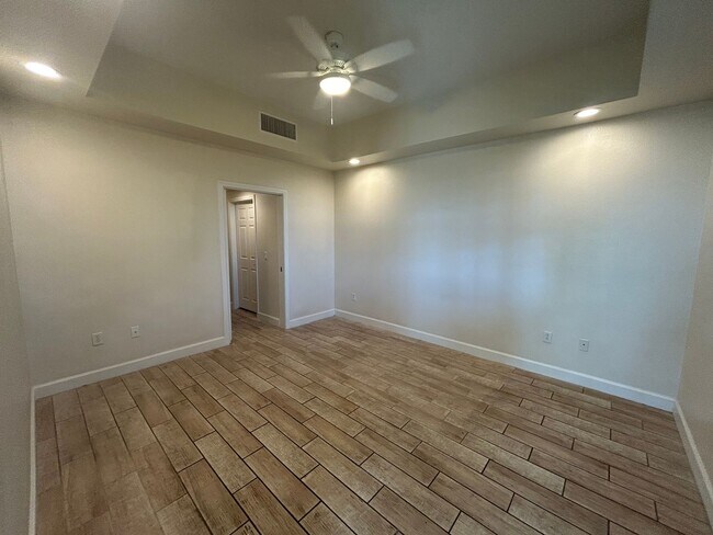 Building Photo - Guard gated Park Ave Condo