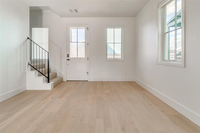 Building Photo - 1056 Hangar Dr