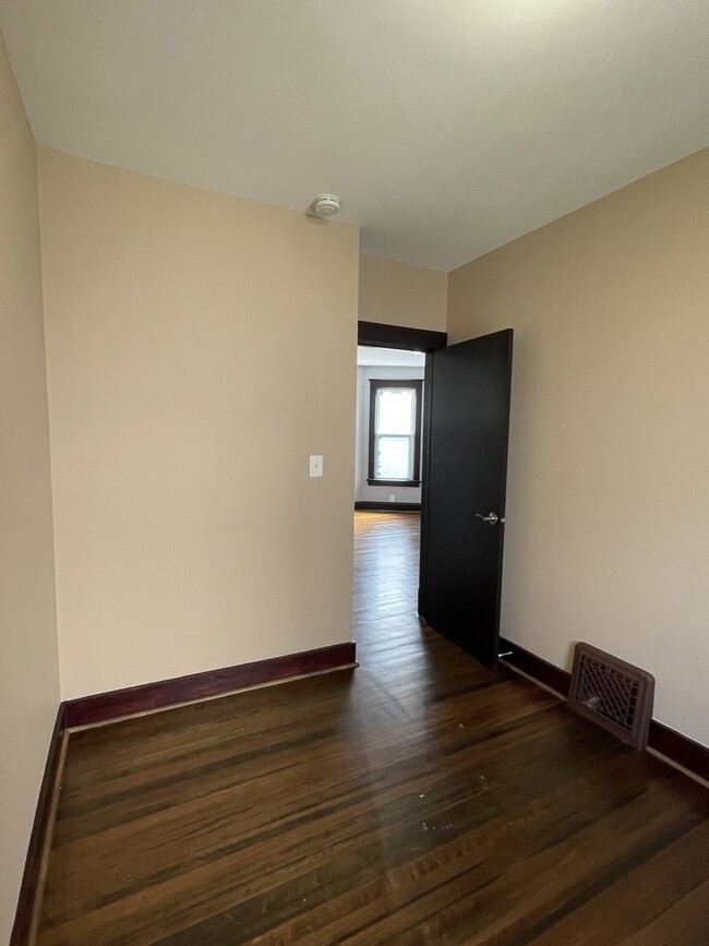 Building Photo - 710 N Poplar St