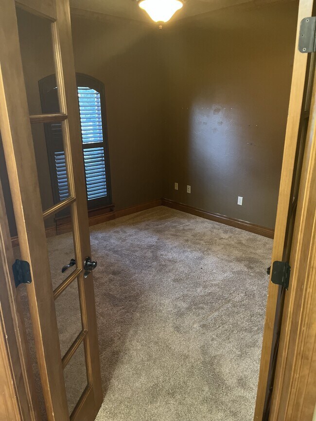 Building Photo - 13123 Red Oak Dr