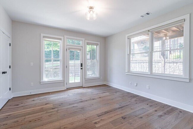 Building Photo - 370 Thrasher St NW