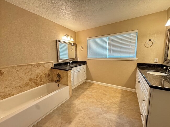 Building Photo - 28922 Savannah Dr