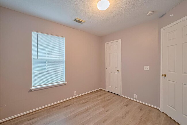 Building Photo - 4826 Cliffpoint Ct