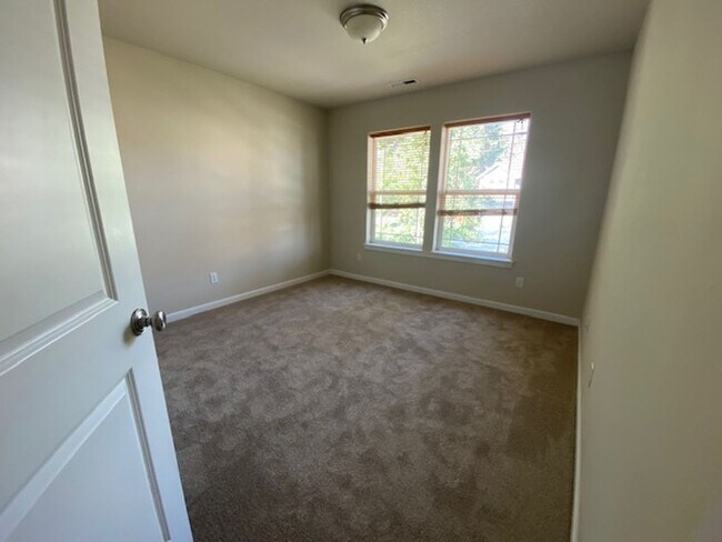 Building Photo - Large home SW Bend