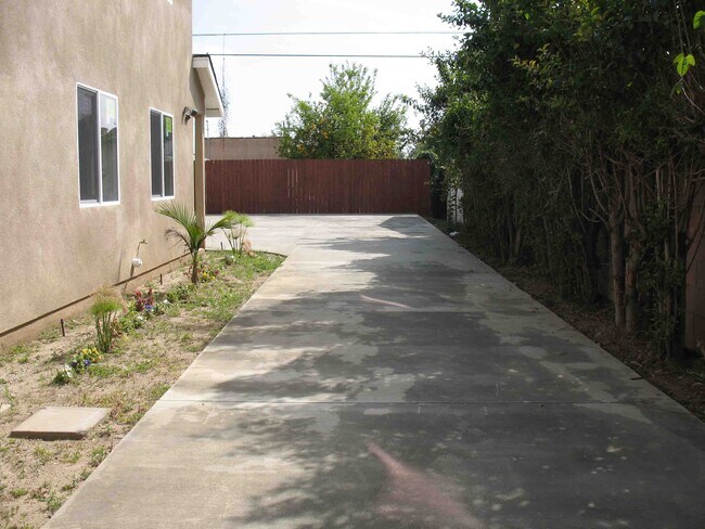 Building Photo - 1334 W 62nd St