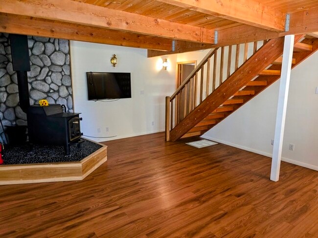 Building Photo - Charming 2 Bed / 1 Bath Cabin with Spa