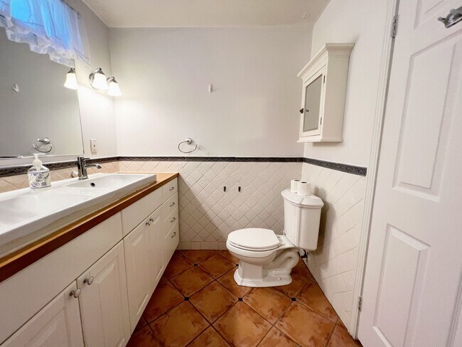 Building Photo - 2 bed 1 bath + Bonus Room